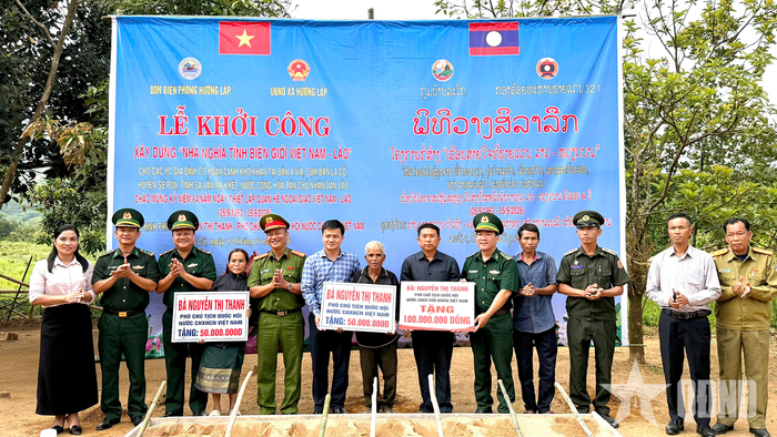 Ban tổ chức trao hỗ trợ kinh phí tặng các hộ dân tại bản A Via.