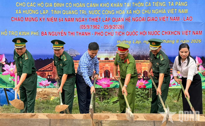 Các đại biểu thực hiện nghi thức khởi công xây dựng nhà. 