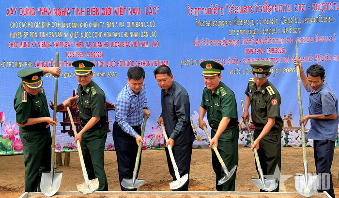 Các đại biểu thực hiện nghi thức khởi công xây dựng nhà. 