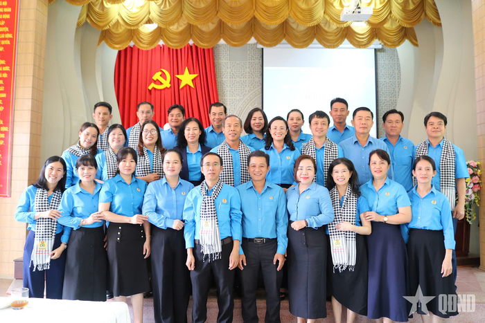  Các đại biểu chụp ảnh lưu niệm.