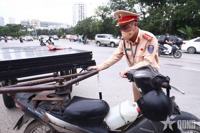  Phương tiện được độ chế để kéo theo xe thô sơ phía sau. 
