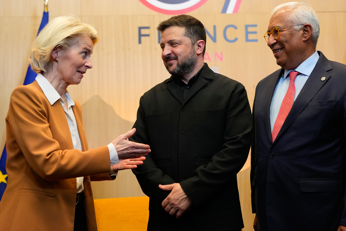 Tổng thống Ukraine Volodymyr Zelensky gặp các lãnh đạo EU tại hội nghị thượng đỉnh G7 ở Evian-les-Bains, Pháp, ngày 16-6-2026. Ảnh: AP