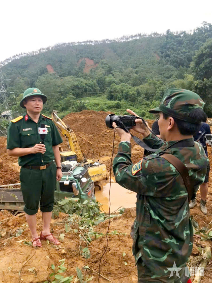 Tác giả bài viết cùng đồng nghiệp Báo Quân đội nhân dân trong lần tác nghiệp đưa tin về công tác khắc phục sự cố sạt lở đất tại huyện Bắc Quang, tỉnh Hà Giang (cũ), nay là xã Bắc Quang (tỉnh Tuyên Quang), tháng 10-2024. Ảnh: THANH VĂN