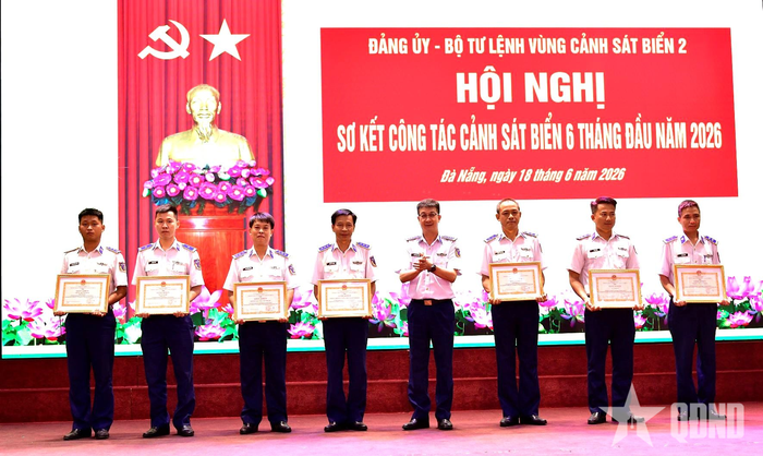 Trao thưởng cho các cá nhân, tập thể có thành tích xuất sắc trong thực hiện nhiệm vụ Cảnh sát biển trong 6 tháng đầu năm 2026.
