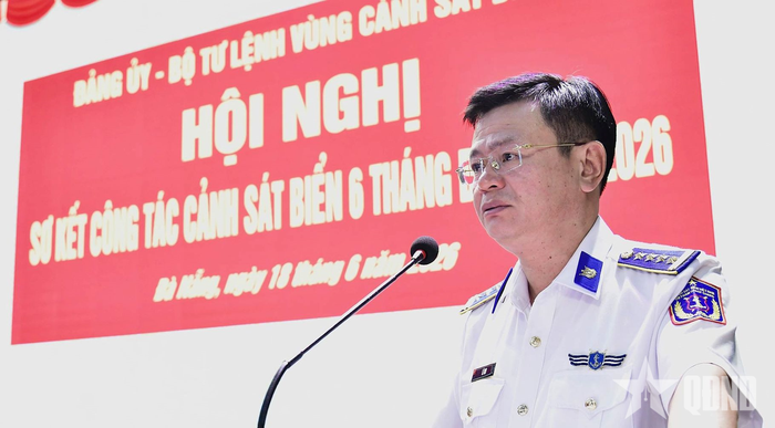 Đại tá Lê Huy, Chính ủy Vùng Cảnh sát biển 2 phát biểu tại hội nghị.