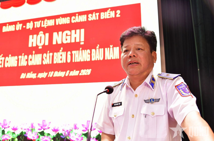 Thiếu tướng Trần Quang Tuấn, Tư lệnh Vùng Cảnh sát biển 2 phát biểu tại hội nghị.