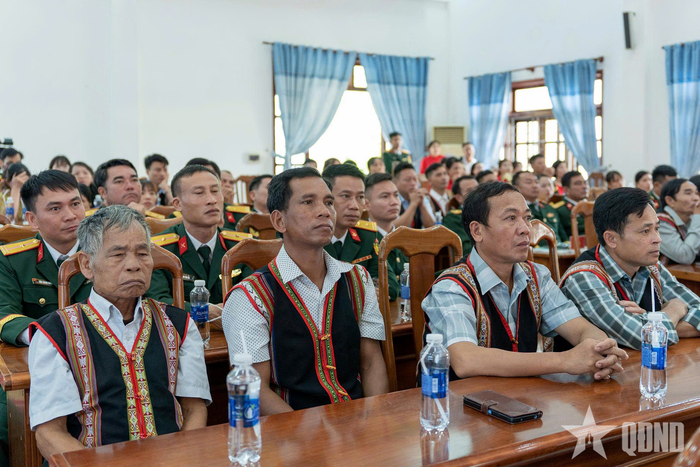  Các già làng, trưởng thôn và đại biểu dự buổi lễ.
