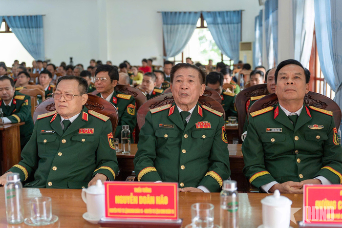 Các đại biểu dự buổi lễ. 