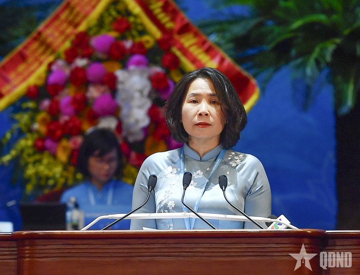 Đồng chí Lê Kim Anh, Phó chủ tịch Ủy ban Mặt trận Tổ quốc Việt Nam thành phố Hà Nội, Chủ tịch Hội Liên hiệp Phụ nữ thành phố Hà Nội phát biểu tham luận tại Đại hội. Ảnh: TRỌNG HẢI