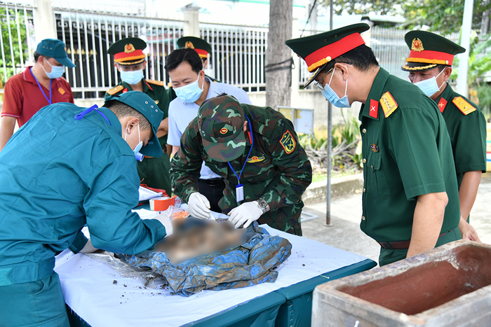 Đại tá Nguyễn Minh Tấn, Phó Chính ủy Bộ CHQS tỉnh, Phó trưởng ban Chỉ đạo 515 tỉnh theo dõi lực lượng thực hiện lấy mẫu ADN tại Nghĩa trang Liệt sĩ Cần Giuộc.