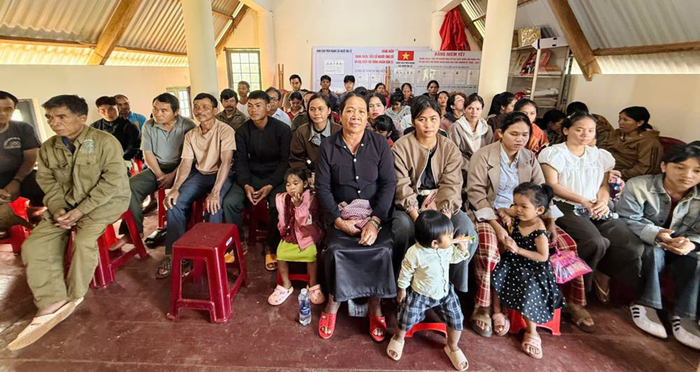 Đông đảo nhân dân bon BuNung tham dự buổi tuyên truyền. 