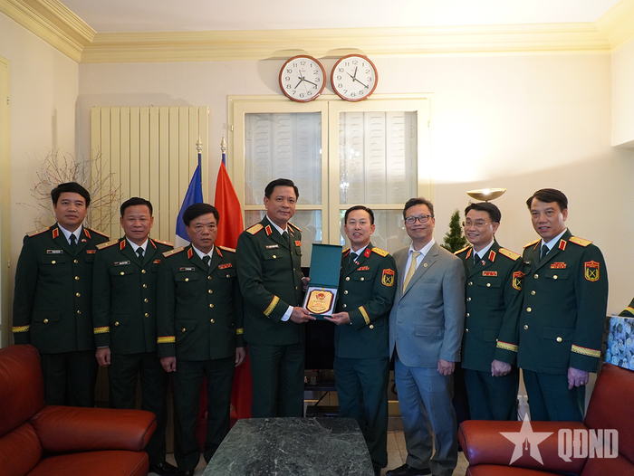 Thượng tướng Nguyễn Trường Thắng thăm Văn phòng Tùy viên Quốc phòng Việt Nam tại Pháp.