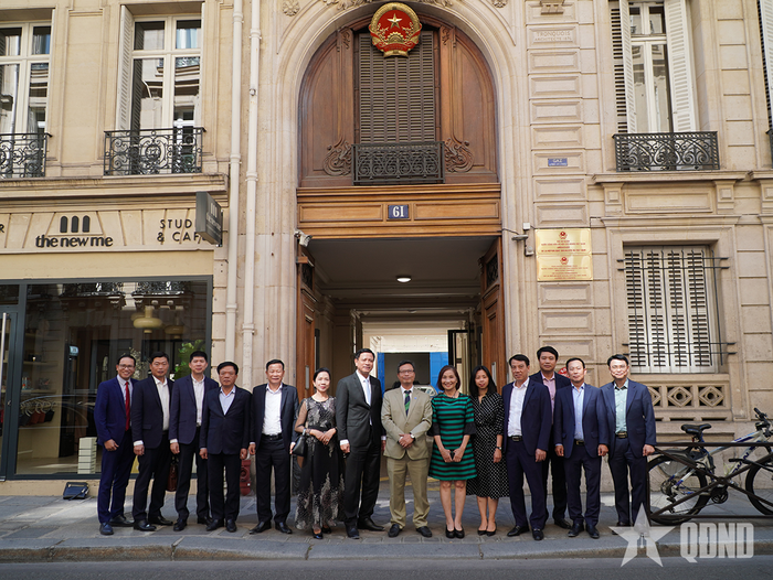 Thượng tướng Nguyễn Trường Thắng thăm Đại sứ quán Việt Nam tại Pháp.