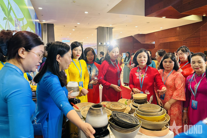 Các đại biểu tham quan không gian trưng bày “Phụ nữ khởi nghiệp, phát triển kinh tế và lan tỏa giá trị Việt” tại Đại hội.
