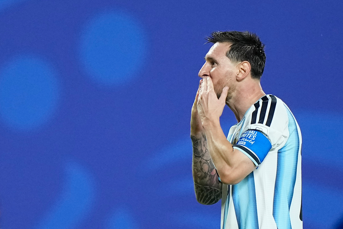 Siêu sao Lionel Messi của Argentina thể hiện cảm xúc sau khi ghi bàn thắng thứ ba vào lưới đội tuyển Algeria. Ảnh AP