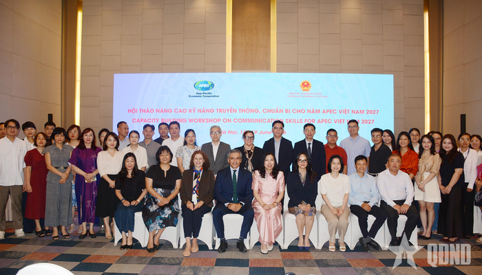 Các đại biểu dự hội thảo chụp ảnh chung. 