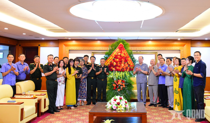Thượng tướng Lê Quang Minh và đoàn công tác tặng hoa chúc mừng tập thể Báo CCB Việt Nam. 