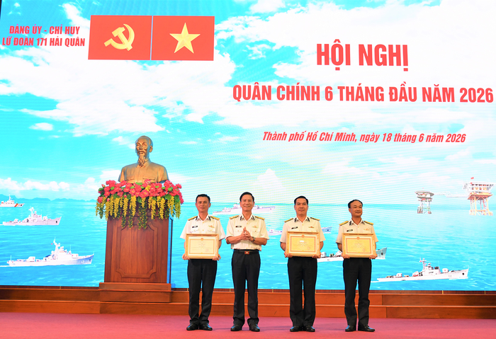  Đại tá Đỗ Hồng Duyên, Phó chính ủy Vùng trao thưởng cho các tập thể, cá nhân. 