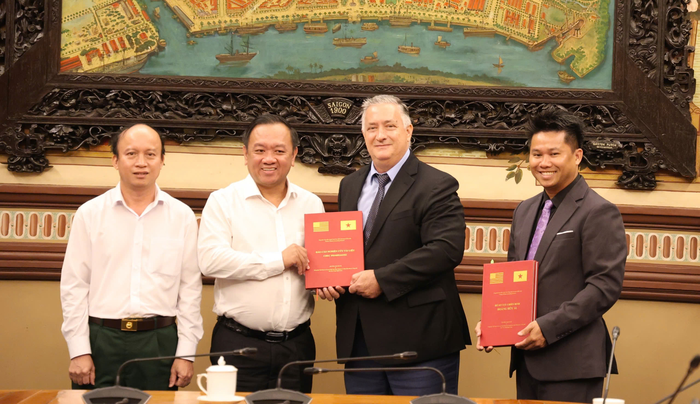  Đại diện Đại học Công nghệ Texas trao tặng báo cáo nghiên cứu tài liệu về thông tin liệt sĩ cho Ban Chỉ đạo 515 TP Hồ Chí Minh. 