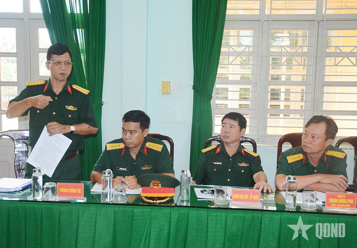 Đại diện lãnh đạo Sư đoàn 309 trao đổi với đoàn công tác.