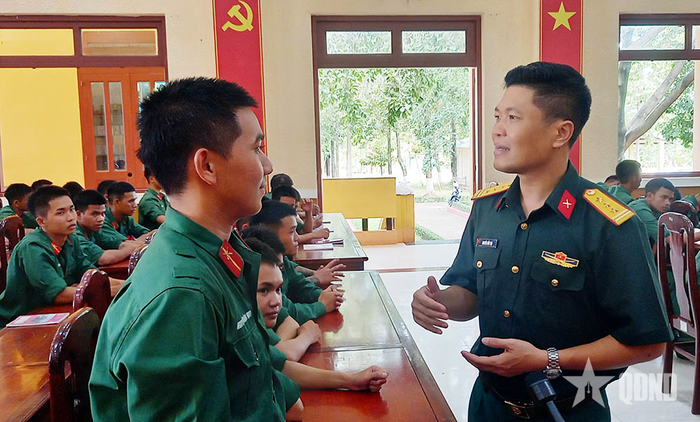 Thành viên đoàn công tác khảo sát nhu cầu việc làm của chiến sĩ Trung đoàn 31.