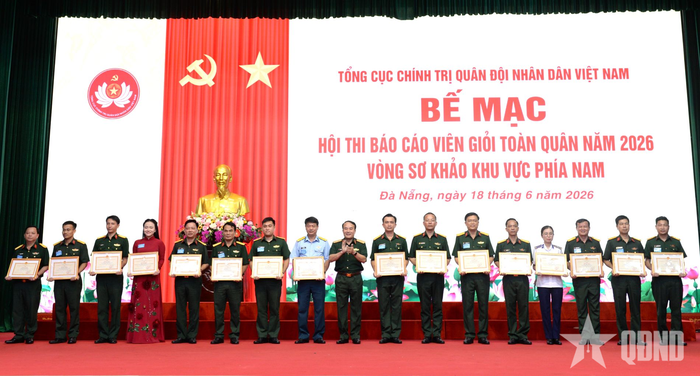 Ban tổ chức trao bằng khen tặng các đồng chí đoạt giải ba. 