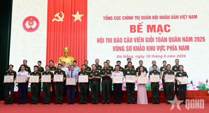  Ban tổ chức trao giấy khen tặng các đồng chí đoạt giải khuyến khích. 