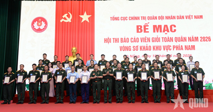  Ban tổ chức trao chứng nhận “Báo cáo viên giỏi cấp toàn quân”. 
