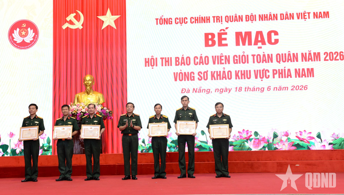  Thượng tướng Trương Thiên Tô trao bằng khen tặng các tập thể, cá nhân có thành tích xuất sắc trong tham mưu tổ chức, bảo đảm phục vụ hội thi. 