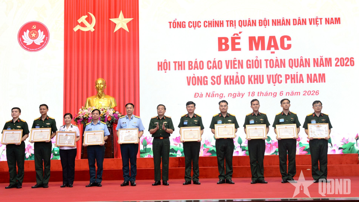  Thượng tướng Trương Thiên Tô trao bằng khen tặng các đồng chí đoạt giải nhất, giải nhì. 