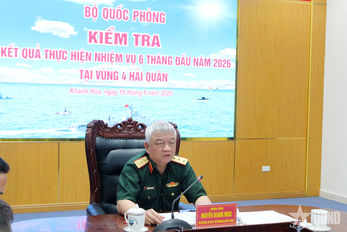 Thượng tướng Nguyễn Quang Ngọc chủ trì buổi kiểm tra. 