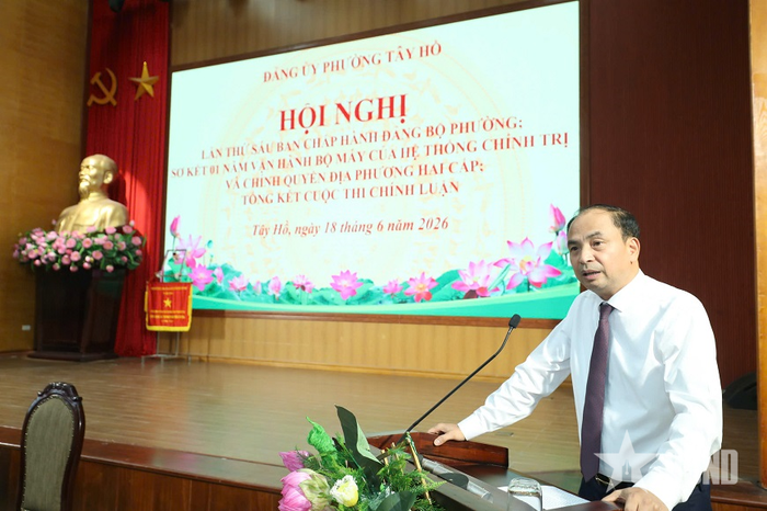  Bí thư Đảng ủy, Chủ tịch HĐND phường Tây Hồ Nguyễn Đình Khuyến phát biểu tại Hội nghị. 