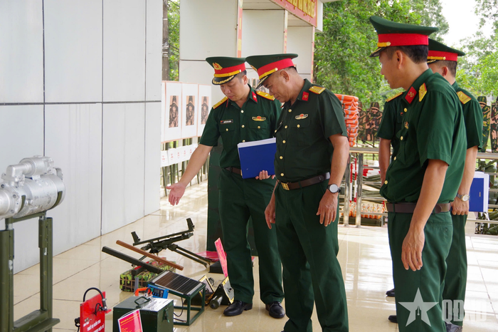 Đoàn công tác của Binh chủng Công binh kiểm tra các sáng kiến, cải tiến, mô hình học cụ của Lữ đoàn 299. 
