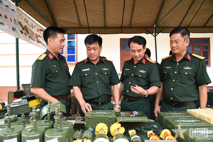 Các đại biểu tham quan trưng bày mô hình học cụ của đơn vị.