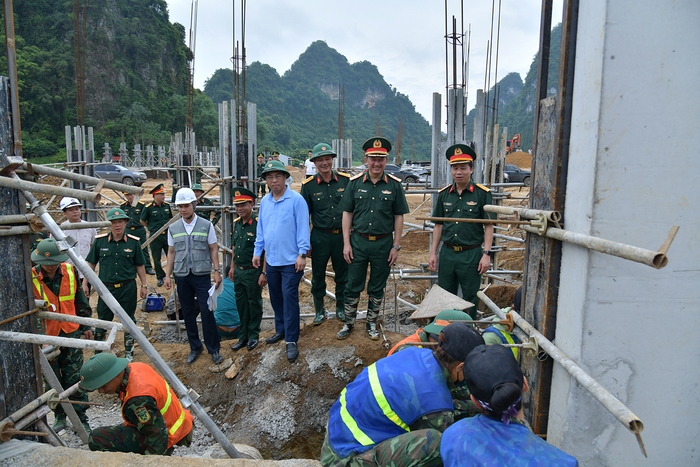 Đoàn công tác kiểm tra tiến độ thi công tại Trường Phổ thông nội trú Tiểu học và THCS Đức Long. 