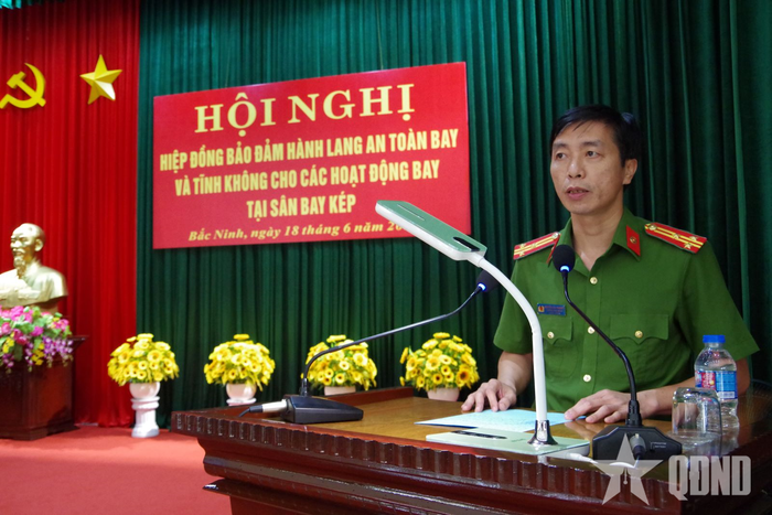 Đại diện lực lượng vũ trang địa phương phát biểu.