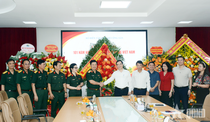 Thượng tướng Đỗ Xuân Tụng cùng đoàn công tác trao lẵng hoa của Quân ủy Trung ương, Bộ Quốc phòng và gửi tới lãnh đạo, phóng viên, biên tập viên Tạp chí Cộng sản lời chúc mừng tốt đẹp nhất.