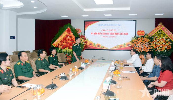 Quang cảnh buổi đến thăm, chúc mừng của đoàn công tác tại Tạp chí Cộng sản.