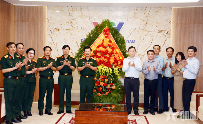 Thượng tướng Đỗ Xuân Tụng và đoàn công tác trao lẵng hoa của Quân ủy Trung ương, Bộ Quốc phòng chúc mừng Đài Truyền hình Việt Nam.