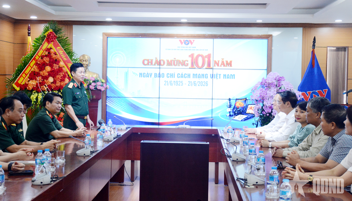 Quang cảnh buổi đến thăm, chúc mừng của đoàn công tác tại Đài Tiếng nói Việt Nam.