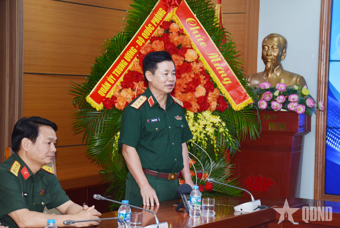 Thượng tướng Đỗ Xuân Tụng thay mặt đoàn công tác phát biểu chúc mừng lãnh đạo, phóng viên, biên tập viên, nhân viên Đài Tiếng nói Việt Nam nhân kỷ niệm 101 năm Ngày Báo chí cách mạng Việt Nam.