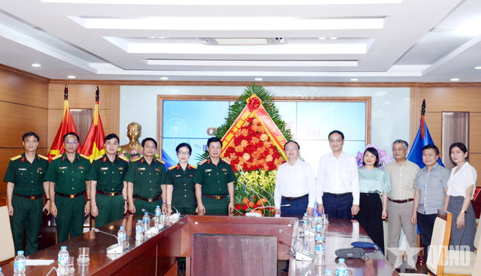 Thượng tướng Đỗ Xuân Tụng và đoàn công tác trao lẵng hoa của Quân ủy Trung ương, Bộ Quốc phòng chúc mừng Đài Tiếng nói Việt Nam.