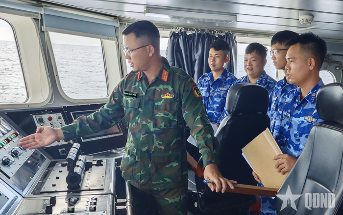 Trung tá Đoàn Xuân Phú, Chủ nhiệm bộ môn Dịch, Khoa Tiếng Anh, Học viện Khoa học Quân sự hướng dẫn cán bộ, chiến sĩ Tàu CSB 4038 sử dụng tiếng Anh trong chuyên môn nghiệp vụ.