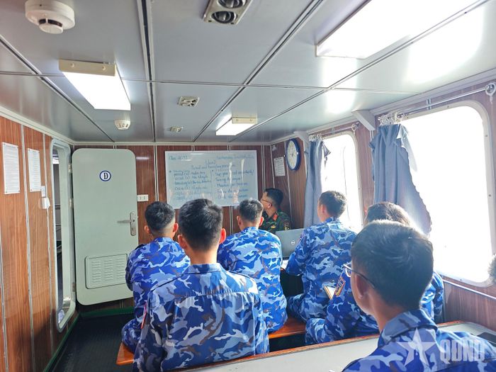 Những lớp học tiếng Anh được tổ chức trên Tàu CSB 4038.