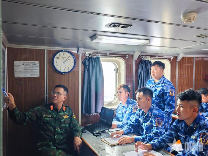 Cán bộ, chiến sĩ Tàu CSB 4038 chăm chú theo dõi bài giảng.