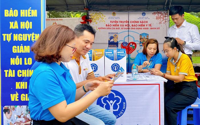 Nhân viên Bảo hiểm xã hội tuyên truyền chính sách bảo hiểm xã hội, bảo hiểm y tế. Ảnh: Bảo hiểm Xã hội Việt Nam
