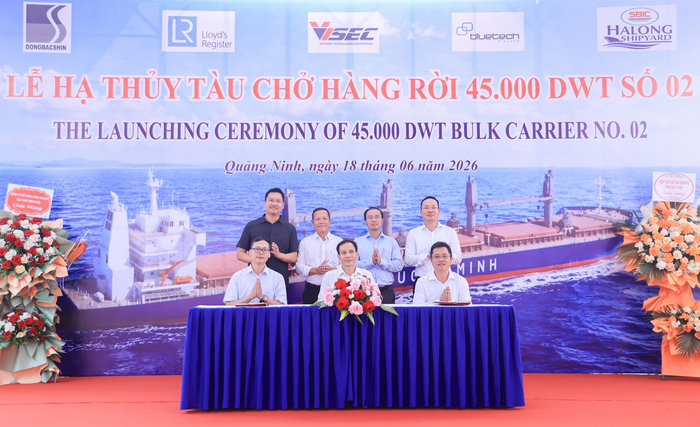  Ký kết biên bản bàn giao tàu chở hàng rời 45.000 tấn số 2.