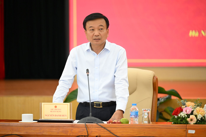 Thứ trưởng Bộ Xây dựng Nguyễn Danh Huy phát biểu tại cuộc họp báo.