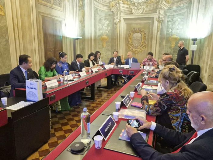 Buổi làm việc tại Đại học Genoa.