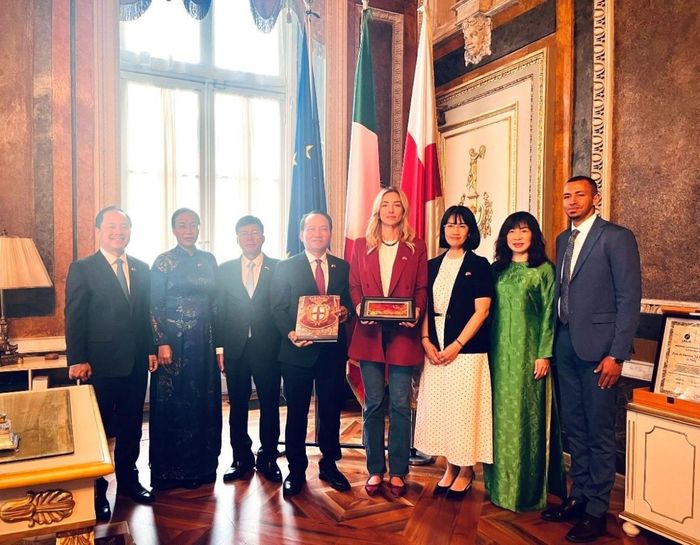 Đoàn công tác thành phố Đà Nẵng làm việc với chính quyền thành phố Genoa.